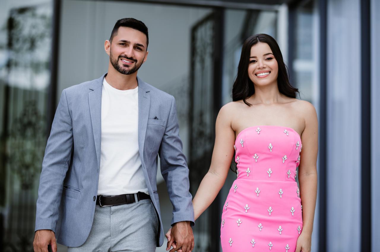 Reinaldo e Priscila sorrindo de mãos dadas, autores do blog Aprenda e Escale